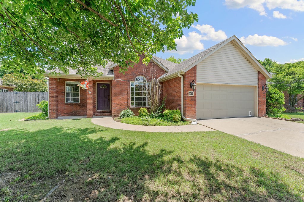 Nestled in the established Windsor subdivision, this 3-bedroom, 2-bathroom home boasts spacious interiors. The kitchen features ample counter space and cabinetry. A split floor plan and a formal dining area are among the home's amenities. The backyard is well-suited for entertaining, complete with a garden for your enjoyment. Located in an area offering accessible commuting into the NWA metro areas.