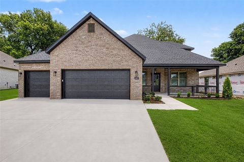 Photo of 802 W Kelley Ann Street, Siloam Springs, AR 72761 (MLS # 1356776)