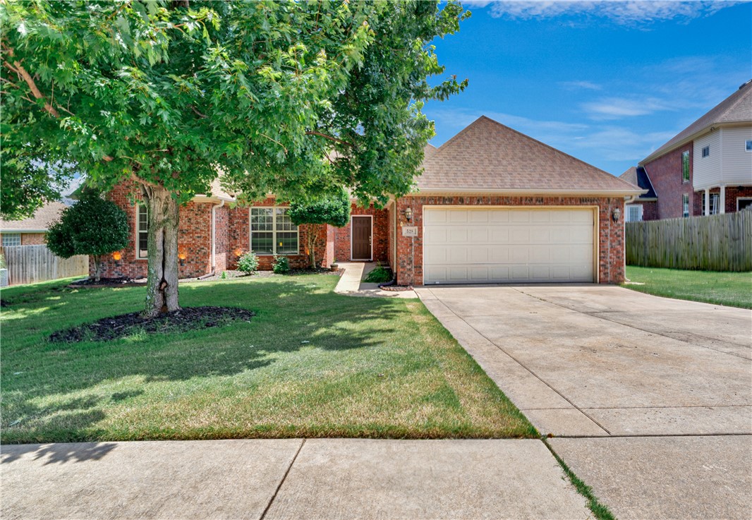 Beautiful home on quiet street. Big trees in front yard, open floor plan. Real hardwood floors installed in 2021 in living room and formal dining room. Large living room 15ft ceilings, built in bookcases and gas logs fireplace. Large windows with transoms over top of LV and Kitchen windows to let in natural light. Close location to Farmington and Farmington Park. Quiet neighborhood.