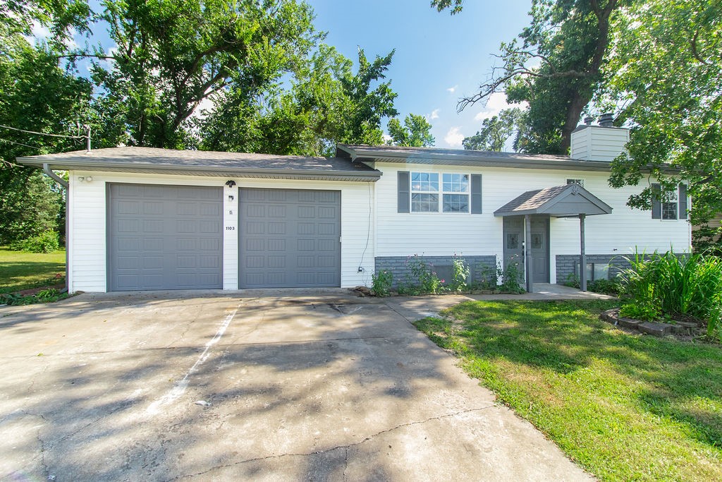Charming Multi-Level Home in Bentonville with tons of potential.
Ideally located close to downtown and all that Bentonville has to offer! Roof replaced in 2023. Recent exterior updates include new gutters and facia and freshly painted front door and garage doors. The home's interior has new paint throughout. Bank appraisal came in at $548,000.00 All appliances convey. A great opportunity to make it your own!