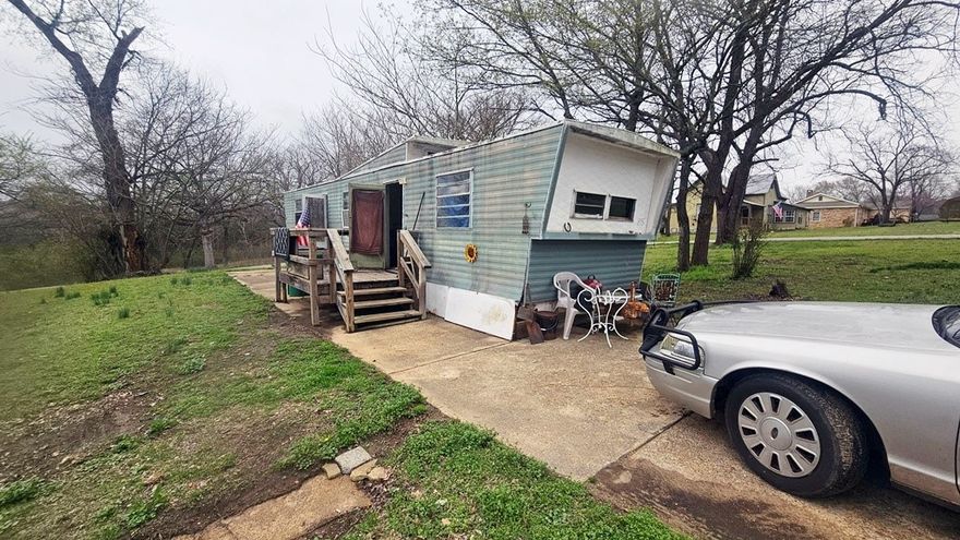 Take a look at this new opportunity to own 4 lots of land in the sleepy hamlet of Yellville, AR. With proximity to download and loads of shopping this property won't last long. This would be a great chance for someone to get into owning rental property or if you are just starting out and have the cash, take a chance on this jewel. 1 bd 1 ba perfect for one person or two people in serious love with each other since the square footage is about 480 square feet.