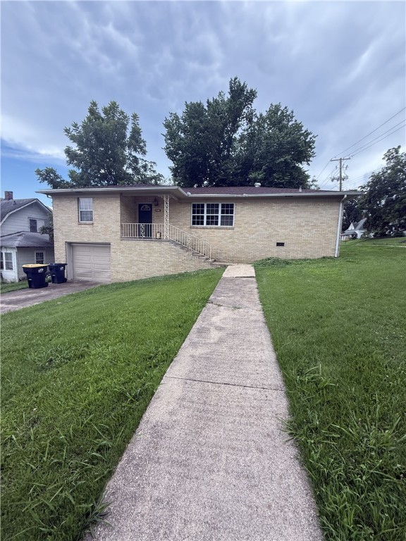 For Rent: 120 W Erie St, Harrison, AR 72601 ā $1,100/mo | $900 Deposit
Newly remodeled 2 bedroom, 2 bath home with a 1-car attached garage. This spacious rental features a living room plus a large family room with a cozy gas log fireplace. Washer/dryer connections available in the basement. Tenant is responsible for all utilities including water, trash, sewer, electric, natural gas, and lawn care. No pets. No smoking or vaping allowed. Not HUD approved.