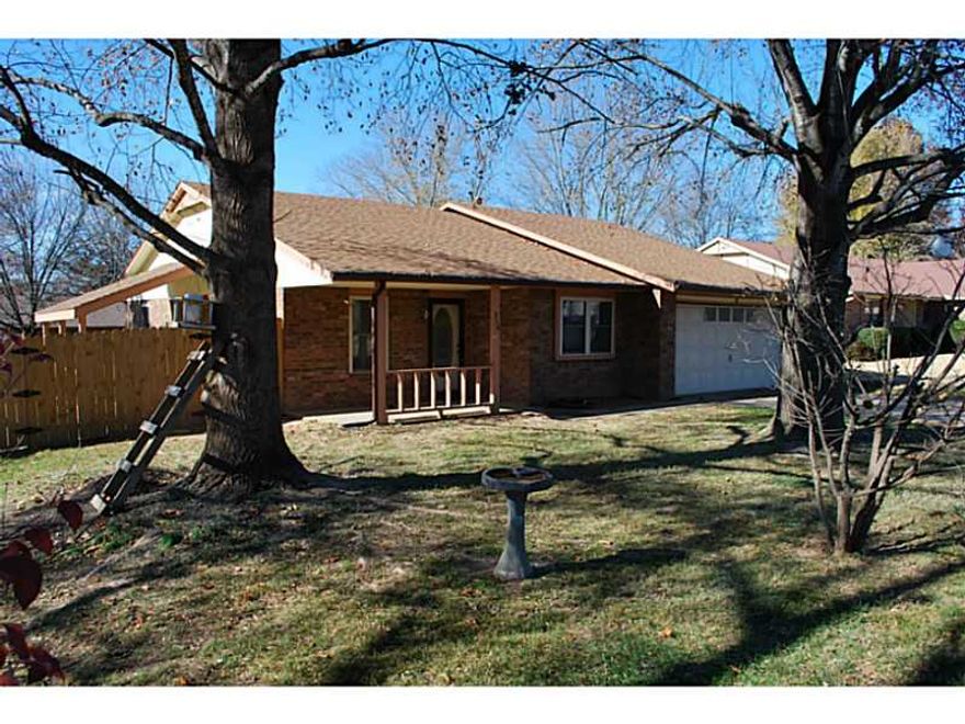 Beautiful 3 bdrm, 2 bath house, updated fixtures, eat in kitchen, attic storage, gutters, covered patio, 3 sided wood privacy fence, on a level lot, in great location in Rogers, Close to all shopping areas.