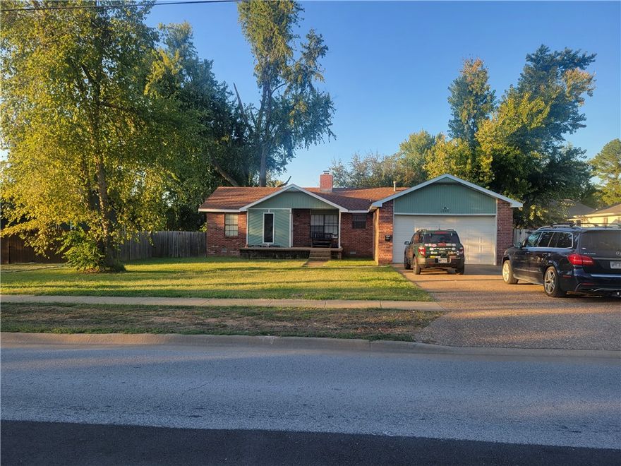 DOWNTOWN BENTONVILLE AREA  This property is well located within walking distance to the Downtown Bentonville Square, Crystal Bridges, The Momentary, the Amazeum, New Medical School and the Wal-Mart Headquarters.  The value is in the land.  The lot size of approximately 82’ x137’ provides space for building a dream home or for those looking for an investment opportunity.