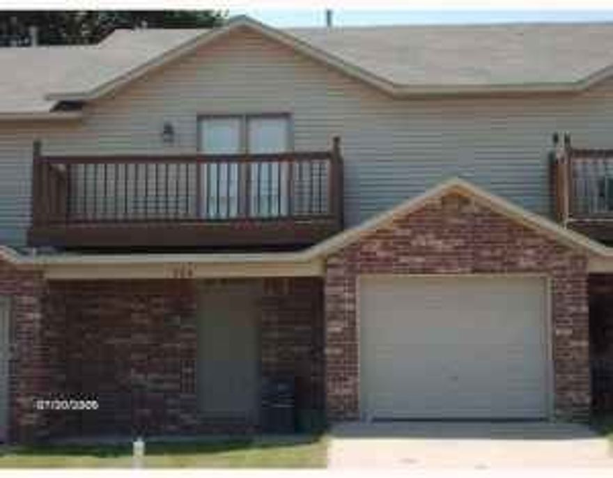 Great condo/townhouse in great location. 3 bedrooms, 2.5 baths, large fenced in backyard, balcony off front of unit, and a covered front porch. On U of A bus route.