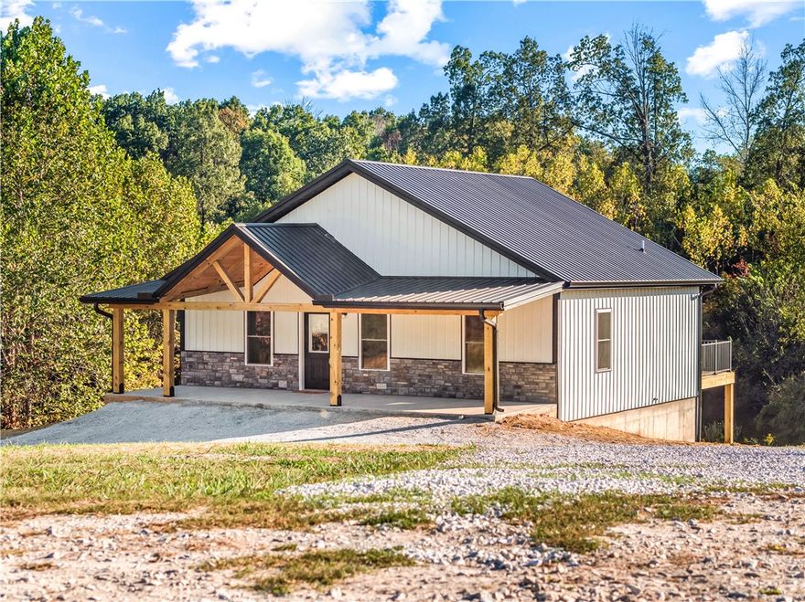 Modern 3-Bedroom Home with Walkout Basement on 1.09 Acres ā Near Harrison, AR & Branson, MO
Discover this newly built 3-bedroom, 2-bath home situated on 1.09 acres in a prime location between Harrison, Arkansas, and Branson, Missouri. The home features a covered front porch with a rich wood finish that creates a warm, inviting entrance. Inside, youāll find quality construction, an open layout, and a full walkout basementāperfect for additional living space, storage, or storm protection.
Enjoy peaceful country living while staying close to shopping, dining, and entertainment in both Harrison and Branson. Donāt miss the opportunity to own a beautiful new home in this convenient and desirable area.