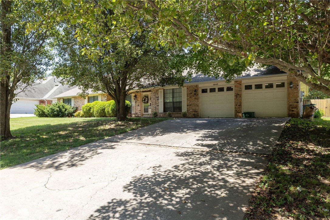 Charming East Fayetteville gem! This 4-bedroom, 3 full bath home sits on a cul-de-sac in the desirable Boardwalk neighborhood, zoned for Root School. Community amenities include a pool, clubhouse, play ground, tennis courts and Pond. The single-level floor plan boasts tall ceilings, generous living spaces, a private office, and a formal dining room. Step outside to enjoy a huge, private backyard and patio ideal for gatherings or quiet evenings. Don't miss this rare fine in East Fayetteville.