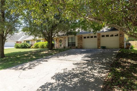 Photo of 1643 N Arthurs Court, Fayetteville, AR 72701 (MLS # 1324465)