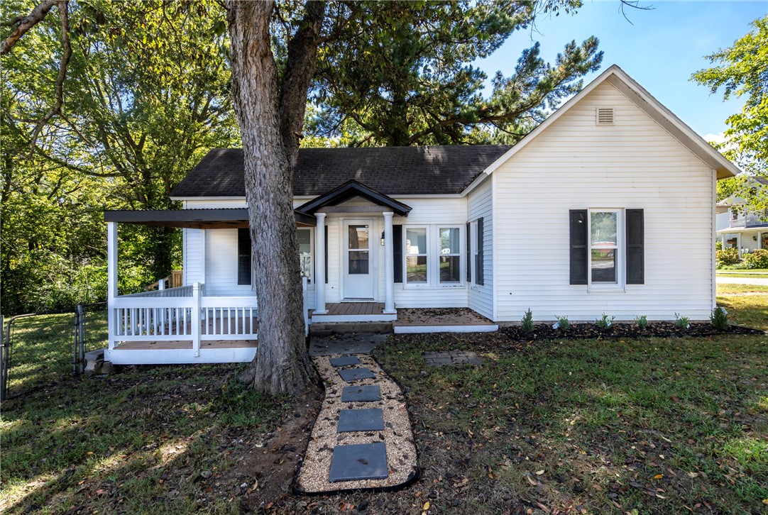 This beautifully renovated home is situated in the heart of West Fork, offering close proximity to local schools and convenient access to I-49. Featuring LVP flooring, a stylishly updated kitchen, and modernized bathroom, this property is ideal for its next owner.