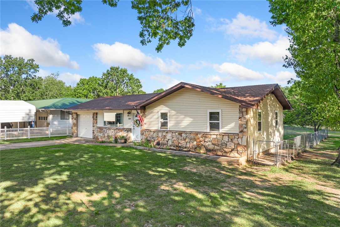 Beautifully updated and ready for new owners, this 2-bedroom, 1-bath home near Bull Shoals Lake combines comfort, style, and convenience. Thoughtfully renovated, it features new flooring throughout, a new roof, HVAC system with duct work, windows, and quartz countertops that add a touch of luxury. The kitchen is the heart of the home, offering sleek new stainless steel appliances and plenty of space for everyday cooking or entertaining.
Step outside to enjoy a covered patio ā the ideal spot to relax after a day on the water or gather with friends and family. With its fresh updates and low-maintenance design, this home is move-in ready and offers peace of mind for years to come.
Located just minutes from Bull Shoals Lake, youāll have quick access to fishing, boating, and outdoor recreation. Whether youāre searching for a full-time residence, a weekend getaway, or an investment property, this one delivers both modern upgrades and a prime location.