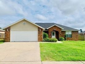 For Rent in Bentonville! ?
This beautiful 3-bedroom, 2-bath home offers the perfect balance of comfort and convenience. Located just minutes from the new Walmart campus, you’ll also be close to shopping, dining, trails, and all that Bentonville has to offer.
Inside, you’ll find a bright and open floor plan, a spacious kitchen, and cozy bedrooms designed for everyday living. Outside, enjoy a private yard — great for relaxing or entertaining.
Location + Lifestyle = The perfect place to call home!