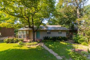 Super cute well maintained home in established neighborhood in Harrison. Only 30 minutes to Branson, Mo or the Buffalo River. New roof and siding. Pretty landscaped yard with sitting porches front and back with fenced in back yard!