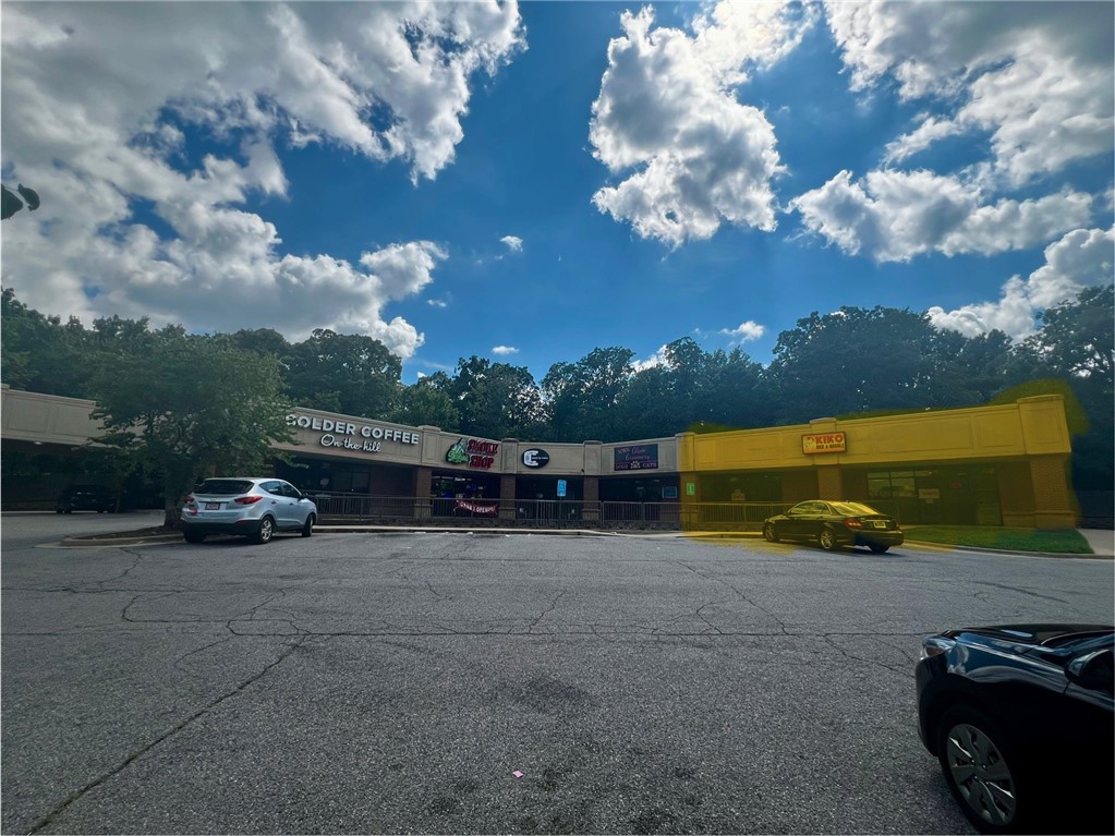 Excellent restaurant lease opportunity in a multi-tenant space on U of A campus. Large 2,500 sqft end unit on a busy corner lot with high foot and traffic count. Full functioning kitchen and dining room. Building shares space with Boulder Coffee and other local businesses. Plenty of parking and great curb appeal.