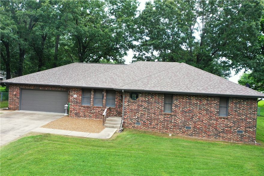 Look at this beautiful brick, 3-bedroom, 2 full bath, 2 car garage with 1962 square feet of living space, in the city limits. The new roof in 2018 and HVAC is 4 years old. The kitchen and dining are combined with a new range, refrigerator, lots of room, storage and comfort in mind. The family room has a gas log fireplace and vaulted ceiling for a relaxed atmosphere that flows into the living room. The laundry room is off the garage and bonus room for office or hobby. The level backyard comes with a chain link fence to keep pets enclosed. Handicap Access.