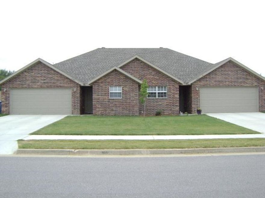 Great location, close to everything Bentonville has to offer. This 3 bed 2 bath duplex has many amenities including all appliances, privacy fenced back yard, wood like vinyl in the living room and hallways, tile in wet areas and carpet in bedrooms, walk in closets, and much more! **Pics may not be of exact unit**