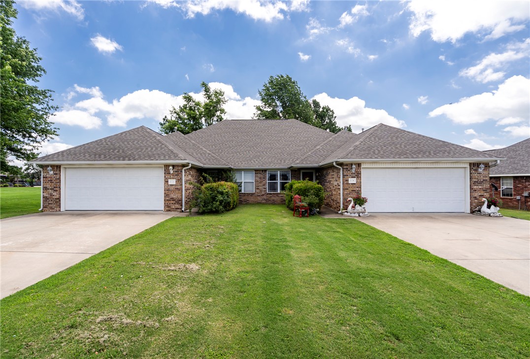 Photo 1 of 30 — 211 Ravenwood Boulevard, Siloam Springs, AR 72761