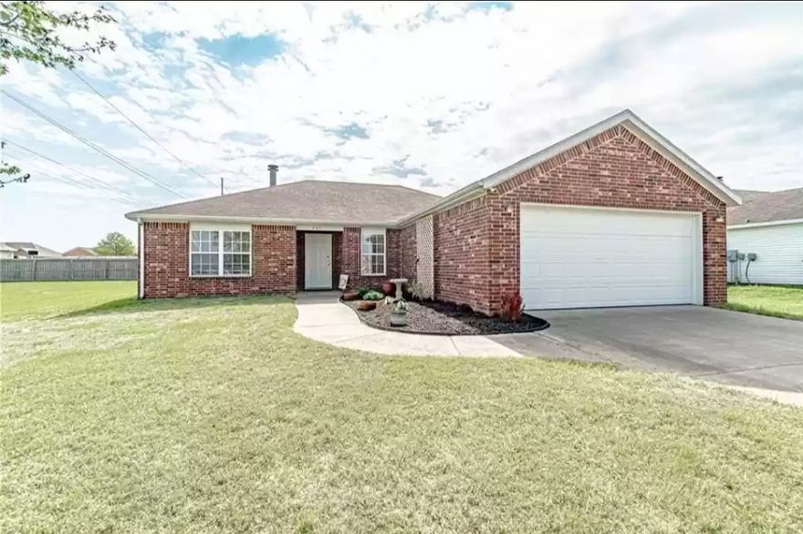 Beautiful and spacious 4-bedroom, 2-bath home featuring a double-car garage and an oversized yardāperfect for outdoor enjoyment. Conveniently located near grocery stores, the Walmart Home Office, top-rated schools, and major highways, this home offers the ideal blend of comfort, space, and accessibility in one of Bentonvilleās most desirable areas. Pets are negotiable based on size, pet deposit will apply.