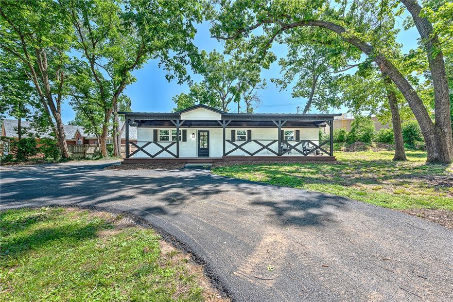 Welcome to 312 NW J Street—a beautifully updated 3-bedroom, 2-bathroom home in the heart of one of Northwest Arkansas’ most vibrant communities. This move-in-ready property boasts a full renovation, including fresh interior finishes, modern lighting, and updated fixtures throughout.
Enjoy the convenience of a new asphalt circle driveway with ample parking—perfect for hosting guests or accommodating multiple vehicles. Whether you're riding to the trails or heading downtown, you’re just minutes from Bentonville Square, world-class bike trails, renowned restaurants, Crystal Bridges Museum, and all that downtown Bentonville has to offer.
This home is ideal for anyone seeking location, lifestyle, and low-maintenance living. Whether you're a first-time homebuyer, investor, or looking for the perfect Airbnb opportunity, this one checks all the boxes!