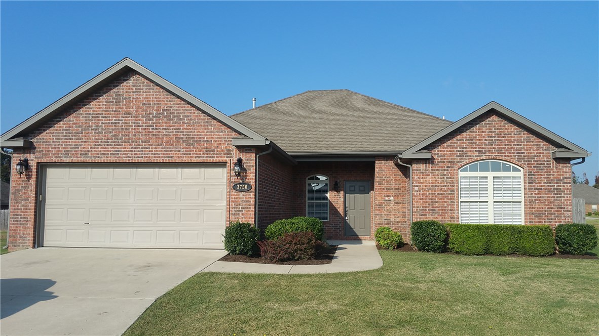 GORGEOUS! Spacious floor plan includes granite in kitchen, custom hardwood cabinets, whirlpool, & walk-in closets! Move in ready!