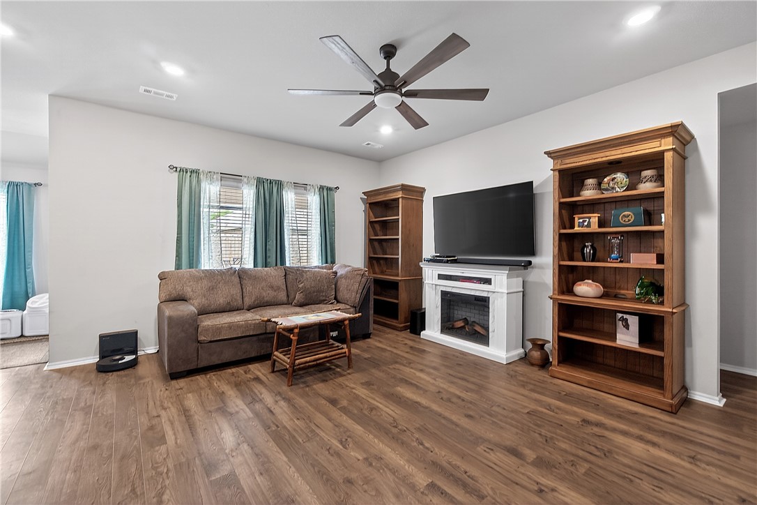 Pioneer Woods Ph 3 Gentry - Residential