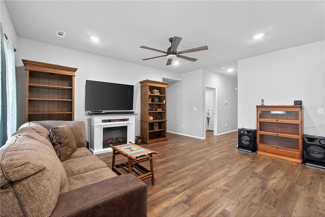 Pioneer Woods Ph 3 Gentry - Residential