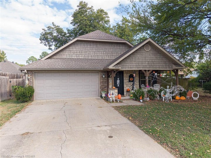 Photo 1 of 32 — 4809 S 27th Street, Fort Smith, AR 72901