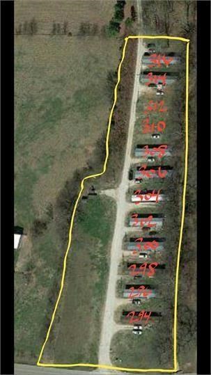 Mobile home located in secluded quiet area in Springdale. Close to many amenities such as Elm Springs City Park, Lake Elmdale and the Springdale Northern Bypass. Won't last long!