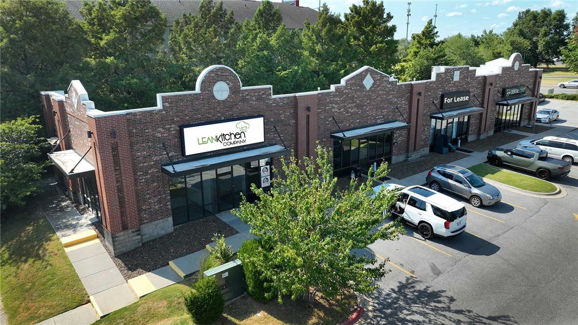 Retail office space for lease at Campus Plaza in Rogers, Arkansas. Across from Northwest Arkansas Community College with more than 7,715 students enrolled. Property neighbors the Bentonville Commons development with new retailers Slim Chickens, Diamond Car Wash, Jiffy Lube and Home2Suites by Hilton. Water Tower Road will be extended to the new 8th Street exit to re-channel traffic into future 350-acre Walmart Home Office campus and Razorback Greenway trail system.