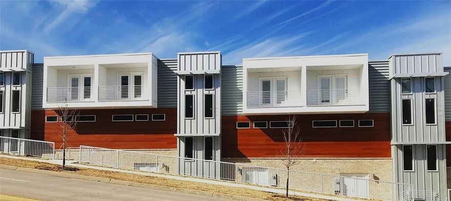 If you're searching for well-designed luxury student housing look no further than Hog Trough Townhouses. These thoughtfully designed townhouses are inside modern and attractive buildings, within walking distance to the University of Arkansas, Fayetteville's entertainment district, and downtown. You'll be well-situated to experience the best of Arkansas's most dynamic city!