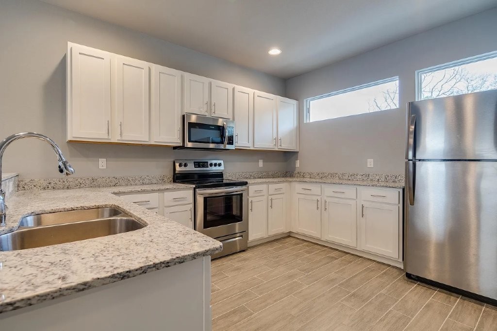 9-16-30 FAYETTEVILLE OUTLOTS - Residential Lease