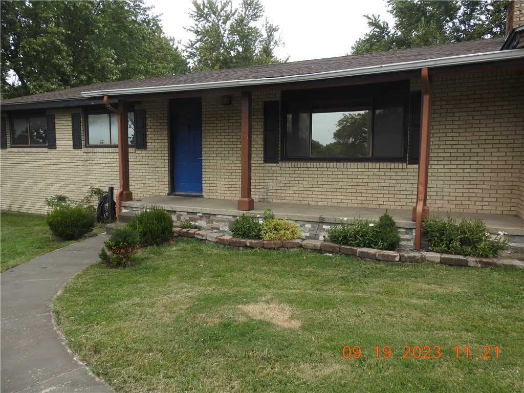 Hard to find in city limits .96 acre lot with 3 bedroom home. Close to downtown Siloam Springs, waterpark, and John Brown University. Great for a turnkey property or with your own personal touch a cozy home for a family! Sold AS -IS
