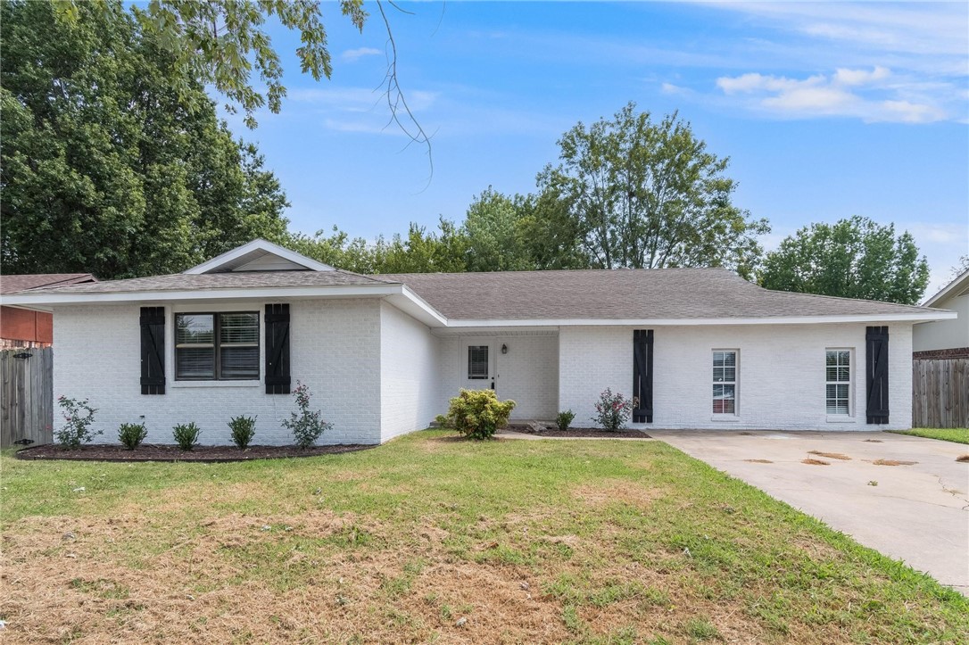 Don't miss out on this gem in the heart of the Springdale, 4 bedroom, 2 bathroom, 2,051 SqFt home located just minutes from I-49 & the Elm Springs Walmart. Great "Bang for your Buck" at $160/SqFt! Call to schedule your showing today! Qualified buyers are eligible for 0% down, and $10,000 worth of lender/seller credit. Call agent for more info.