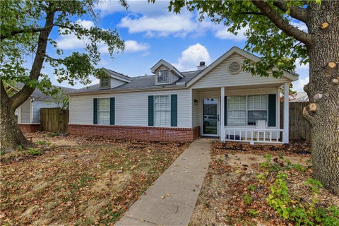 Photo of 1602 Parkview Place, Bentonville, AR 72712 (MLS # 1362873)