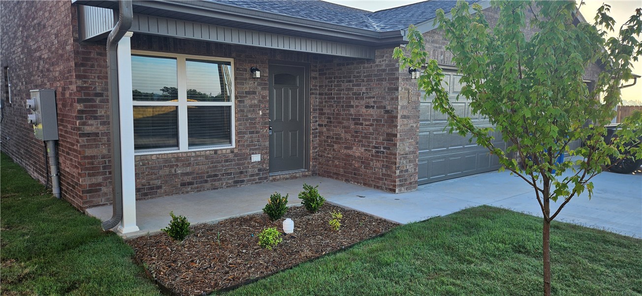 Brand new duplexes in Bentonville close to NWA Regional Airport for lease. Home features 3 bedrooms, 2 bathrooms, 2 car garage, LVP throughout home, granite countertops, ceiling fans, open floorplan, covered back patio for grilling/entertaining, and all appliances included. 1 month free rent for tenant with all 1-year leases signed by July 1, 2025.