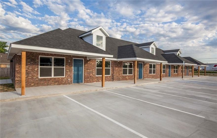 Great units on the east side of Springdale.  Vinyl plank flooring throughout.  Refrigerator included. washer/dryer hook ups, ceiling fans, blinds, private patios.