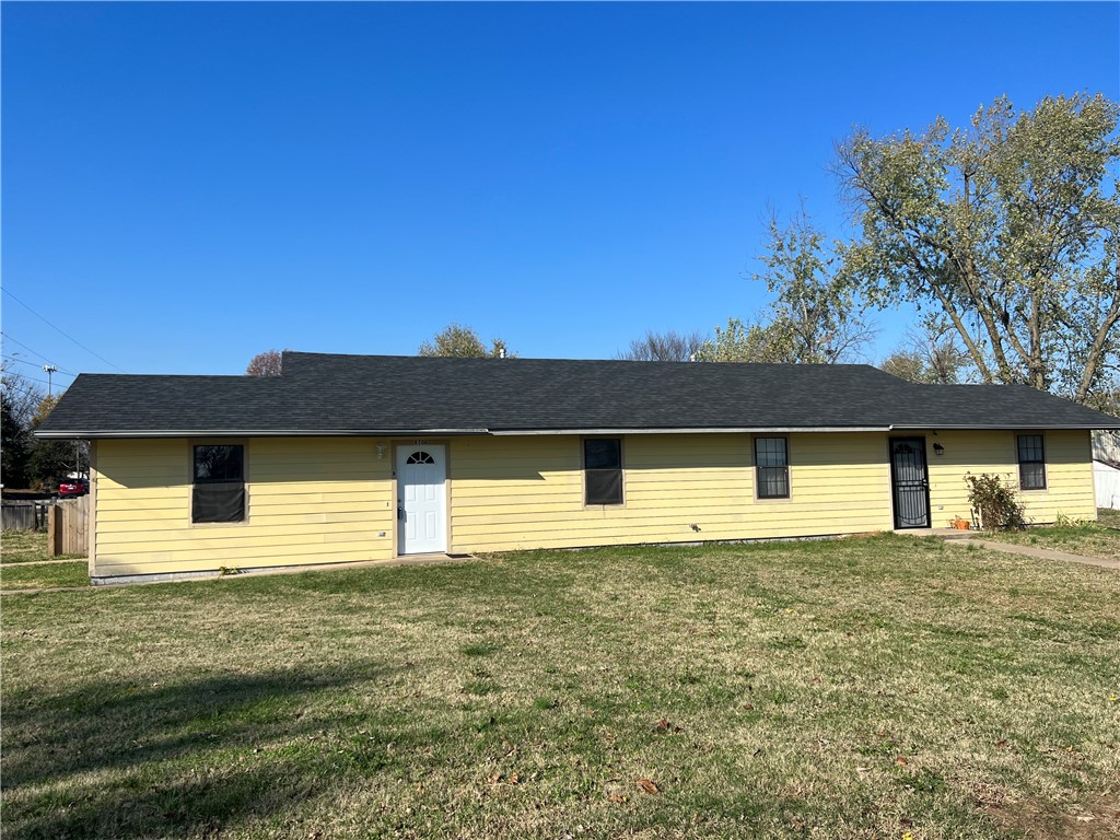 This is a 2 bedroom/1 bath duplex. All tile. Includes Refrigerator, Stove, Dishwasher, Washer and Dryer.
