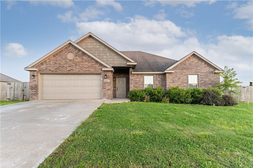 Welcome to your next home, This very nice 4 bed 2 bath home located in Pea Ridge! Amenities included a fireplace in the living room, ceramic tile in the kitchen and both bathrooms, a walk in closet and so much more!! Back Ground and Credit check required. More pictures to come.