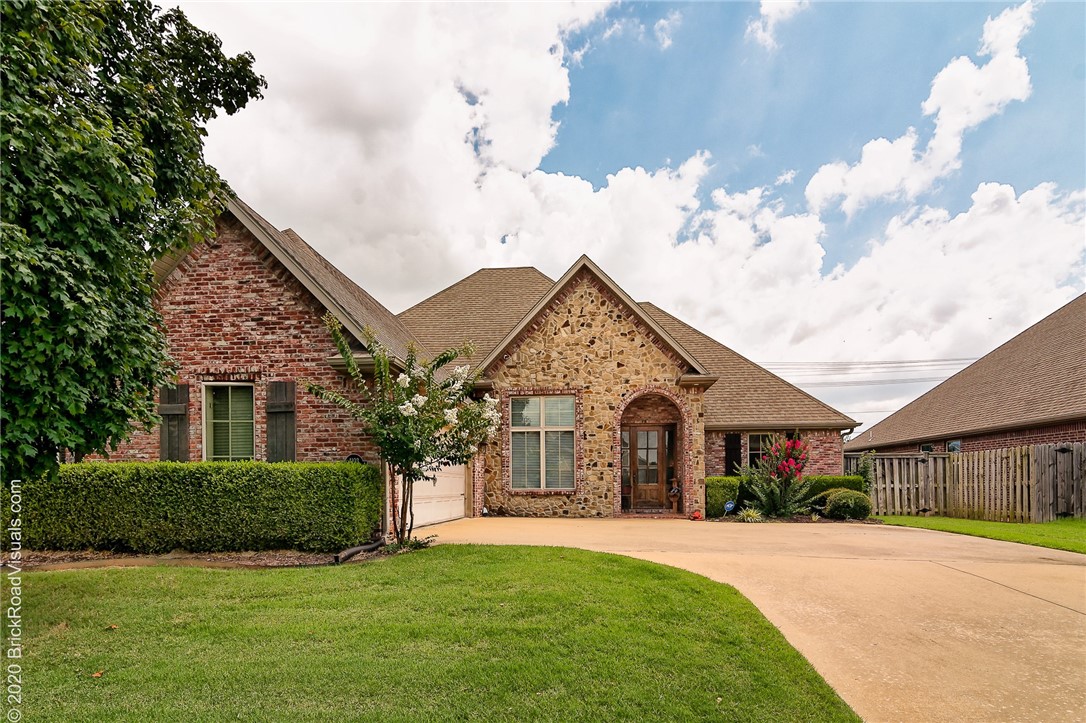 A beautiful Bentonville home that is close to walking/biking trails, the community center, Thaden Fieldhouse and so much more that Northwest Arkansas has to offer!! Besides a great location, this home is a charmer from the minute you walk in the front door to the open floor plan and intricate cornice moldings throughout. The home also features a security and inground irrigation system, plus many more amenities. A must see!!