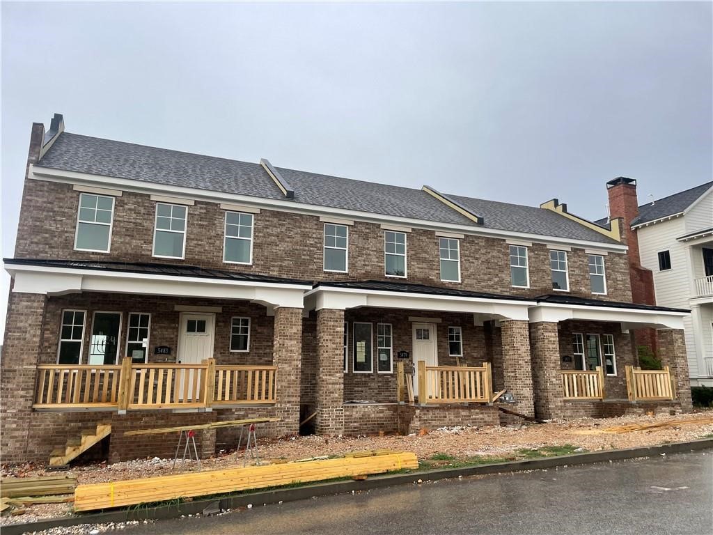 Beautiful 2 bedroom, 2.5 bath townhome located close to I-49 giving you access to everything NWA has to offer. With amenities like walk in closets, granite countertops, front & back porch. All appliances are included. **Pictures may not be of exact unit**