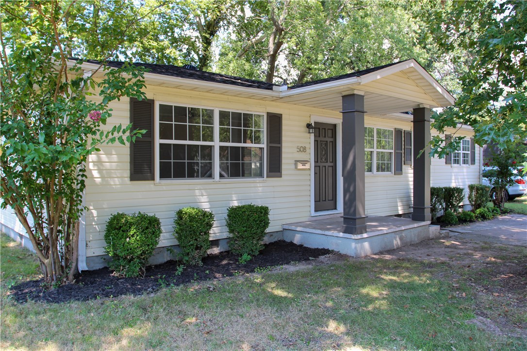 Step into charm and comfort with this beautifully remodeled 3-bedroom, 1-bath home in the heart of Springdale. Featuring an open concept layout, a brand new roof installed in 2025, a stylish kitchen with granite countertops and stainless steel appliances, and a fully updated bathroom, this home is truly move-in ready.
The refinished hardwood floors and new luxury vinyl flooring in the kitchen and bath create the perfect blend of character and modern convenience. Fresh paint, new trim, and a bright sunroom fill the home with warmth and light. Whether youāre enjoying cozy nights in or entertaining with ease, this home has everything you need.