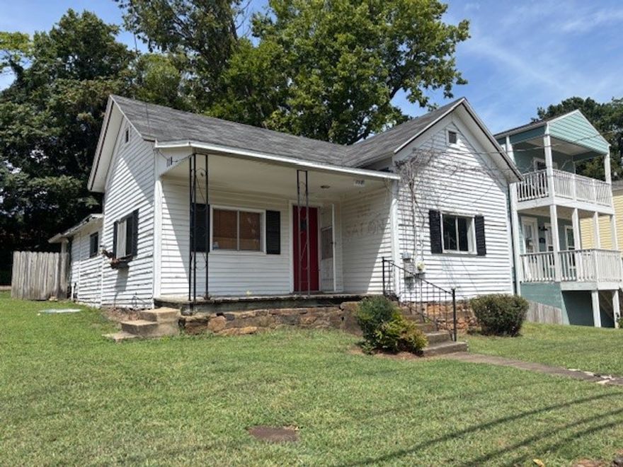Charming old home structure that has been used commercially for 20 years. Take the space as is or have the owners finish it out to your specifications. Great location for legal/courthouse services, attorney, therapist, etc. Don't miss this fantastic opportunity in downtown Fayetteville.