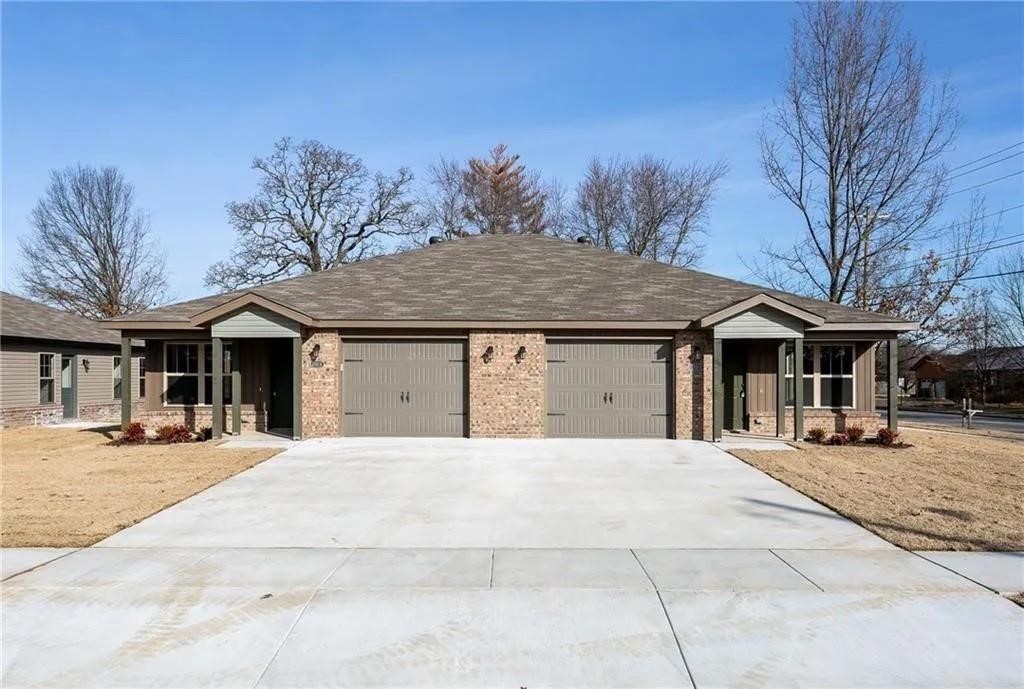1 level duplex / 3 Bedroom/ 2 Bath/ 1 Car Garage per unit! Brick & Vinyl exterior with a backyard! Vinyl
plank throughout. Carpet has been removed from the unit! Convenient location to golf, Wal-Mart, high
school and hospital. Tenant occupied through end of October. Fence has permanent joists from wind damage(see photo). Tenant responsible for lawn care.