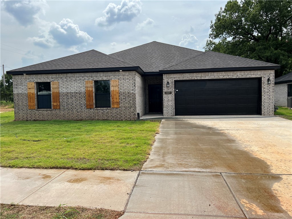 Beautiful new construction in upcoming Gravette subdivision. Welcome your family home to a quality built home equipped with granite counter tops, spacious floor plan, and a fully fenced in yard.
