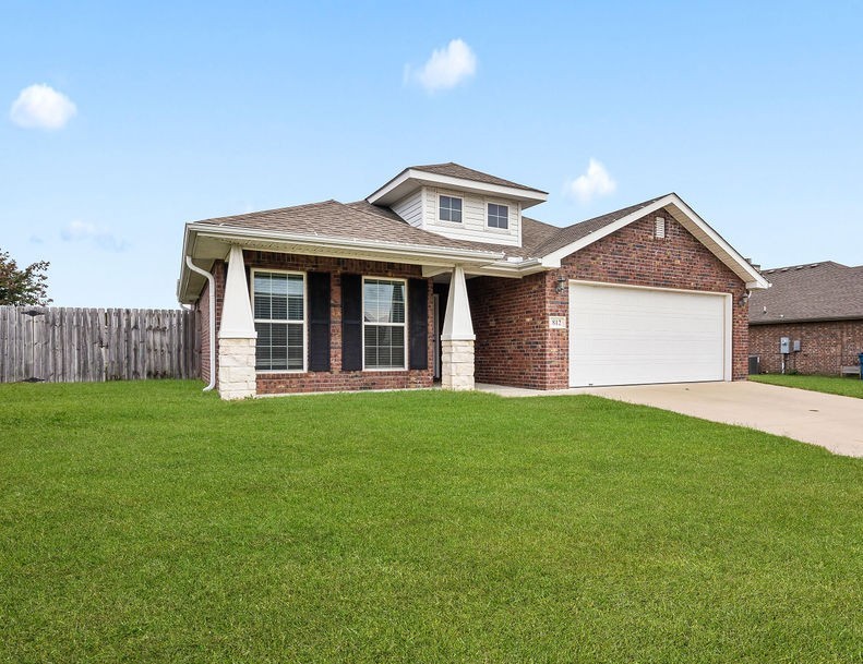 Splendid home in the Silver Meadows Subdivision! Wonderful open concept living space creates seamless flow and perfect area for gatherings. Delightful eat-in kitchen is equipped with stainless steel appliances, pantry and granite counters. Practical floorplan offers spacious bedrooms creating functionality for the whole family. Primary bedroom provides walk-in closet and dual sink vanity. Fully fenced backyard gives the perfect place for little ones to play. Great location that is not far from schools, shopping and dining. Less than 10 minutes away from (XNA) Northwest Arkansas Airport. Move-in ready and waiting for you!