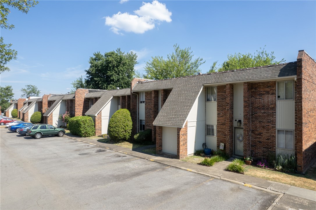 Great Investment Opportunity. This Complex is offering 26 townhome units for sale. They vary from 18- 2
bedrooms, 4-3 bedrooms, 4-4 bedroom units and located in a fantastic area right off the Main strip
Rogers Ave and next to some amazing shopping and eateries. Lots of upside potential!