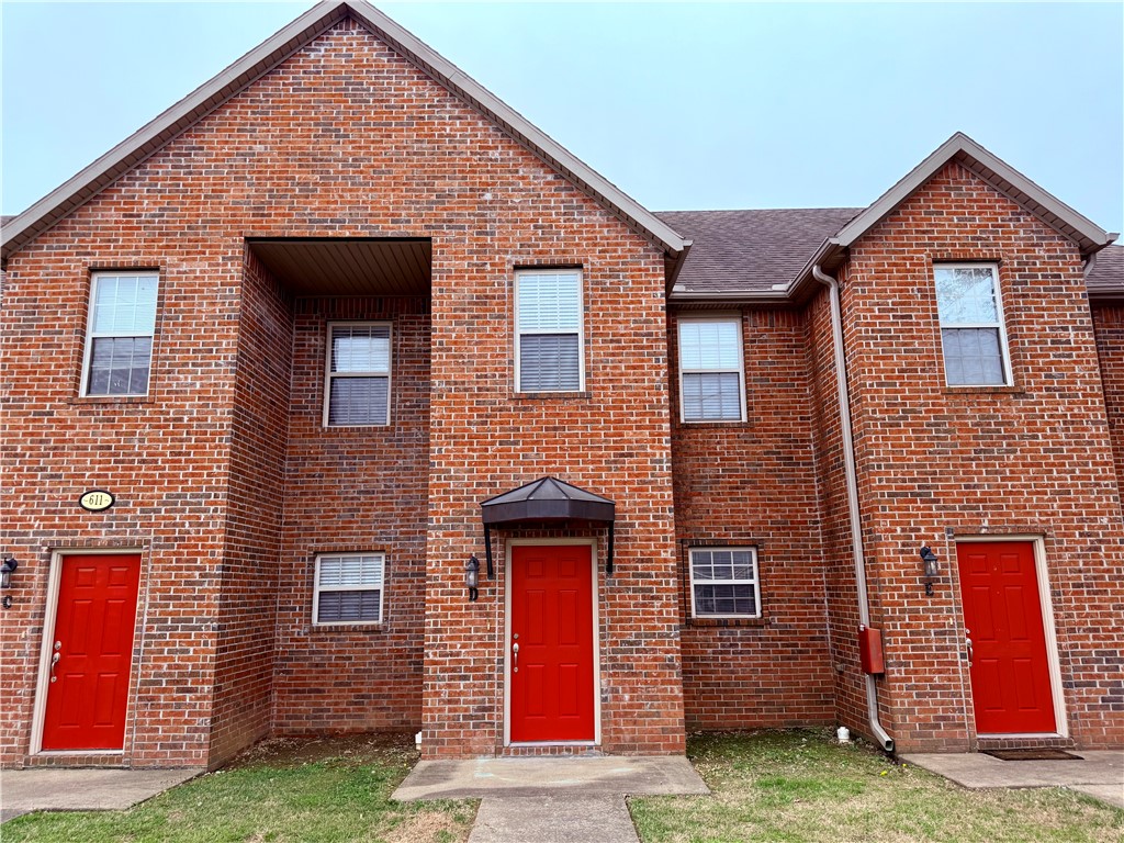 Nice 2 bedroom 1 1/2 bath townhome close to Northwest Medical Hospital. Living room has wood style flooring. 1/2 bath on main level. Carpet in bedrooms. Washer/dryer, refrigerator, dishwasher and over the range microwave. Trash included.