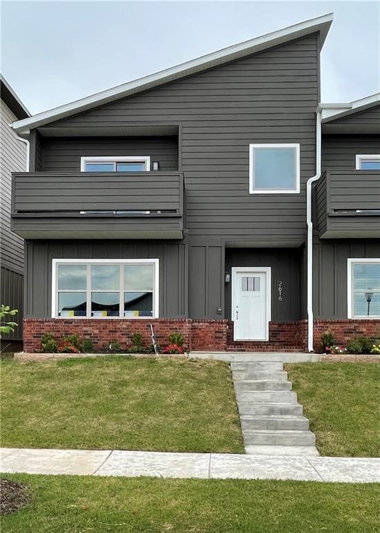 Close to I49, UofA & Sam's Club. Beautifully maintained Townhome! Great location in Timber Ridge Subdivision. This townhouse has 3 bedrooms, Office, 2 1/2 Baths & 2 Car Garage. Open Floorplan down stairs with your kitchen and living room. Enjoy the Beautiful Owl Preserve at the end of the subdivision from the comfort of your private balcony off the master bedroom. A must see! Enjoy life in Fayetteville and all it has to offer.