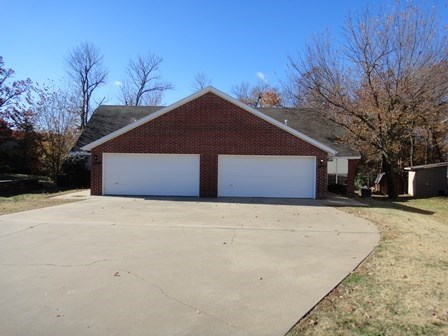 Great rental on quiet street, close to NWA Mall, I-49, and uptown Fayetteville shops and restaurants. Available immediately. Rental price is for 12 month lease....$1025/mo for 6 month lease. Includes all appliances (including washer & dryer), and landlord pays for lawn maintenance. Small deck in back and secluded backyard.