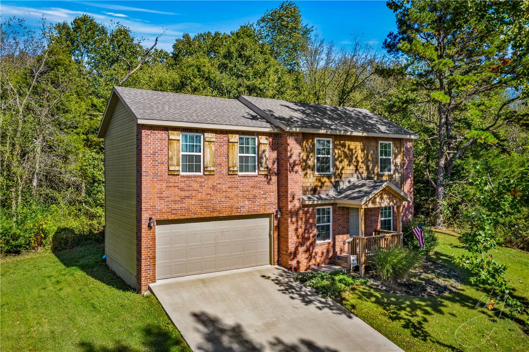 Beautiful 3 bedroom / 2 1/2 bath home in Bella Vista! Only 2 years old! Great setting on a Cul-de-sac street nestled in the trees! Neutral colors throughout with a nice open floor plan! Perfect starter home or investment opportunity!