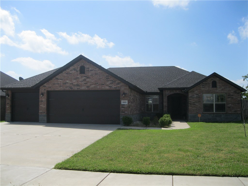 Gorgeous fully furnished home in the Windwood Subdivision. Features include 3 Bedrooms, 2 baths. Hardwood flooring, granite counter tops, 3 car garage. Huge master bedroom with walk in closet, shower and jacuzzi tub. Enjoy the back deck overlooking the open field.